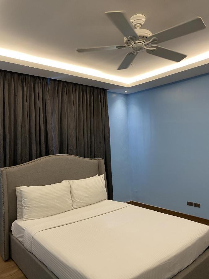 Solace Hotel Makati City Exterior photo