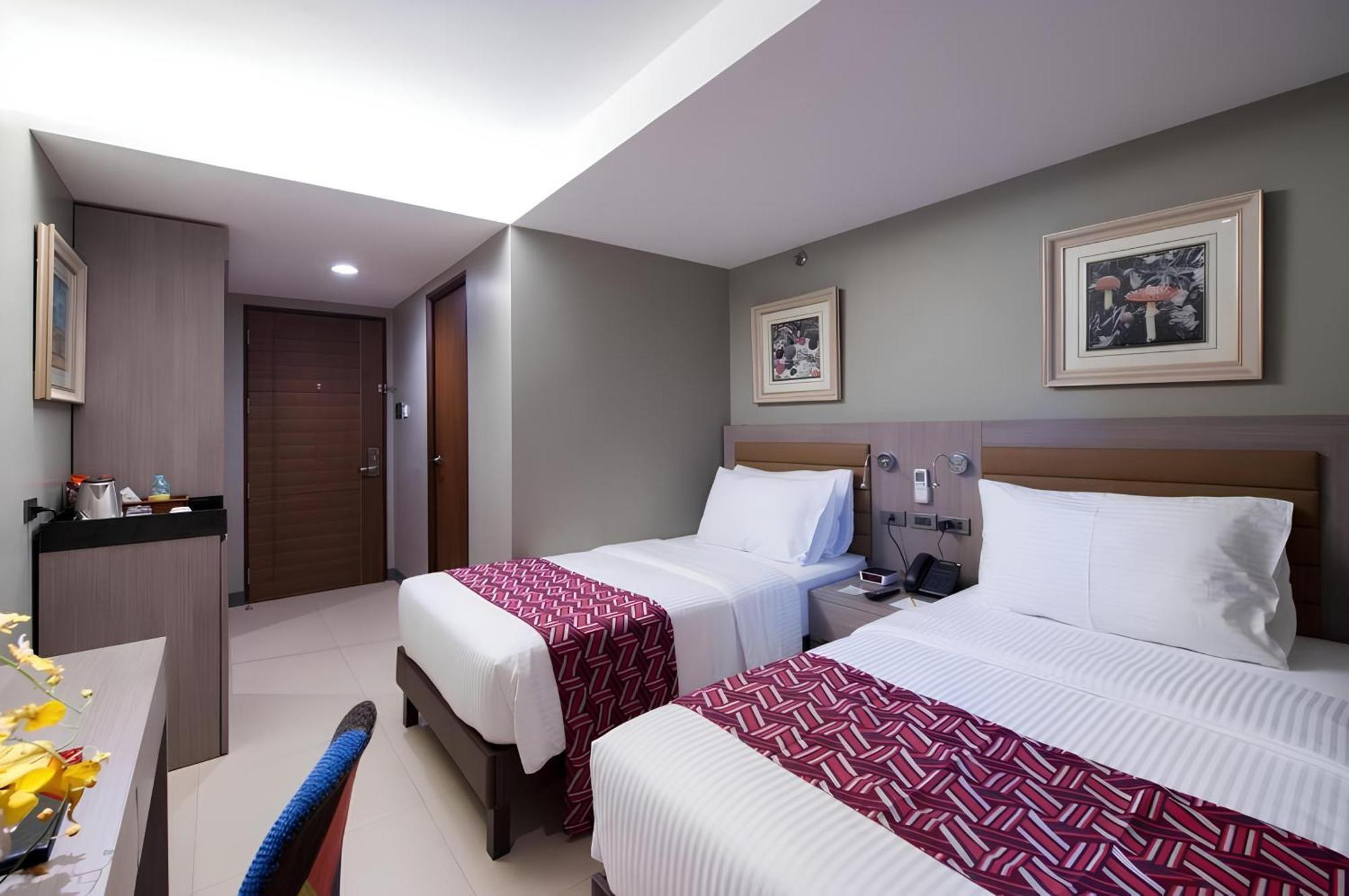 Solace Hotel Makati City Exterior photo