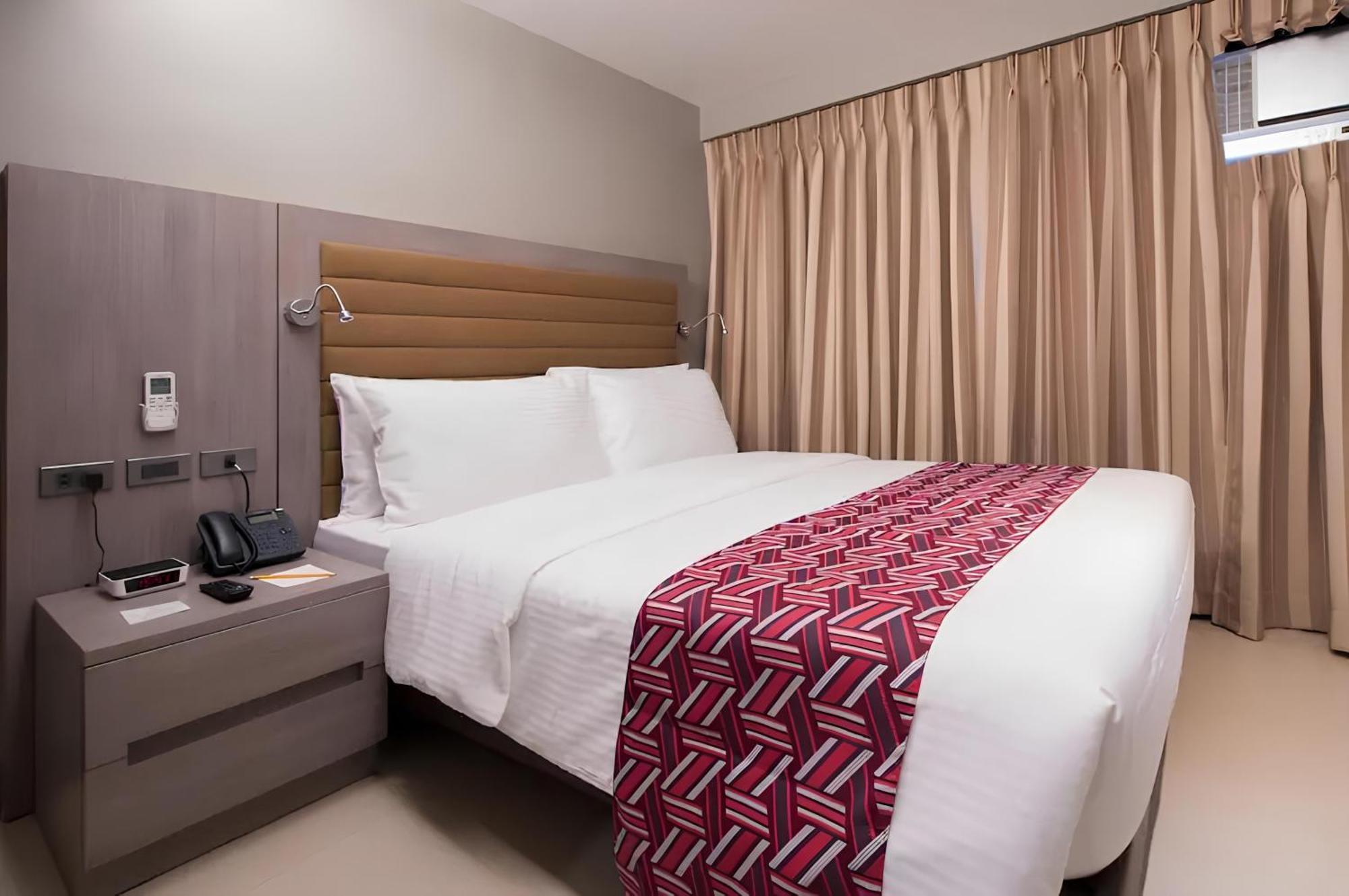 Solace Hotel Makati City Exterior photo