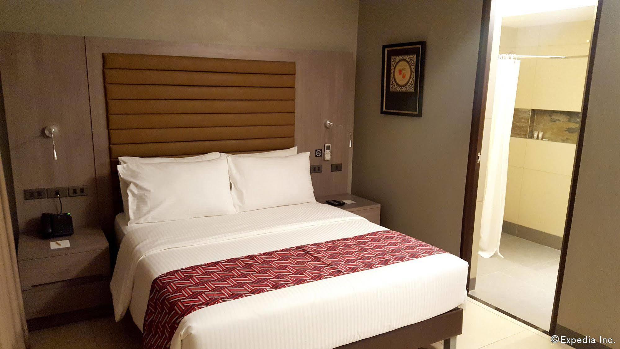 Solace Hotel Makati City Exterior photo